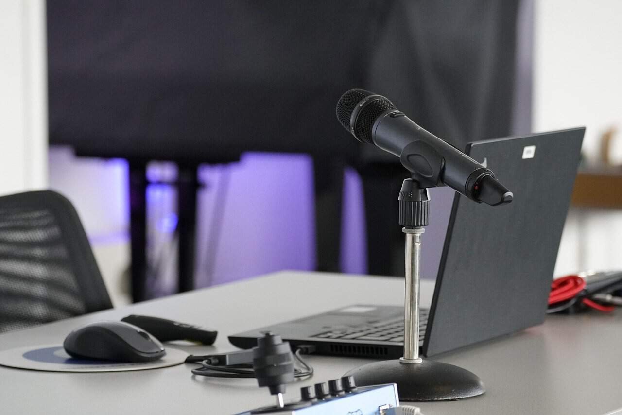 Desk with a leptop and a microphone. online courses
